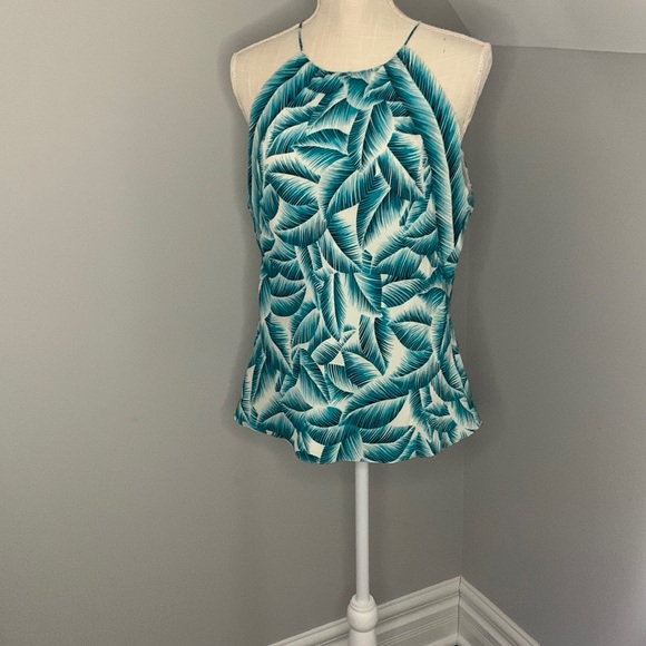 Woman, top green, and white color light used. - Picture 1 of 3
